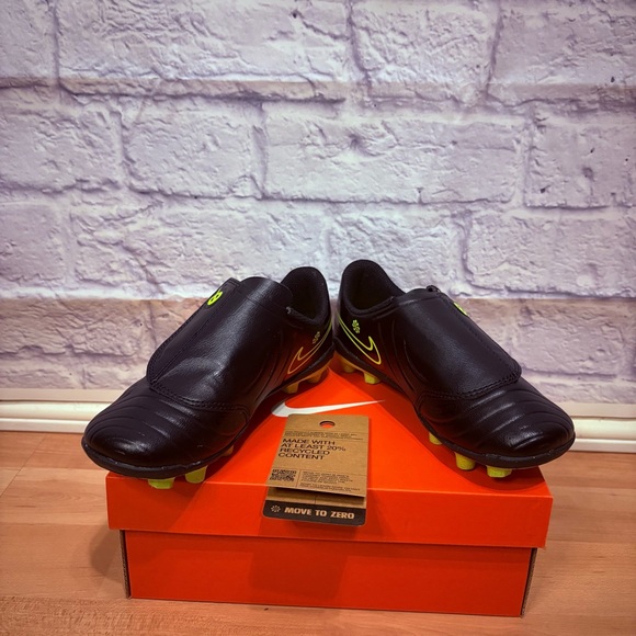 New Nike Black and Neon Green Kids Soccer Cleats Size 13 - Picture 3 of 7